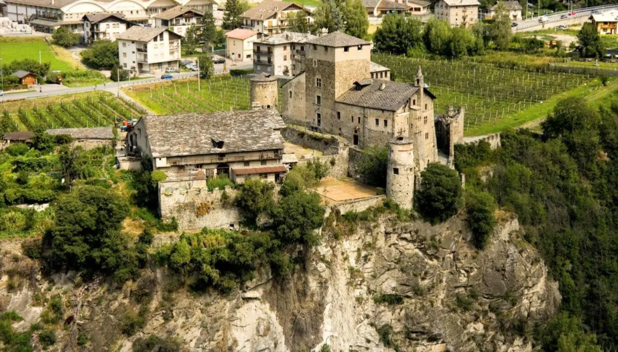 Sarriod de La Tour Castle in the Aosta Valley: What to See