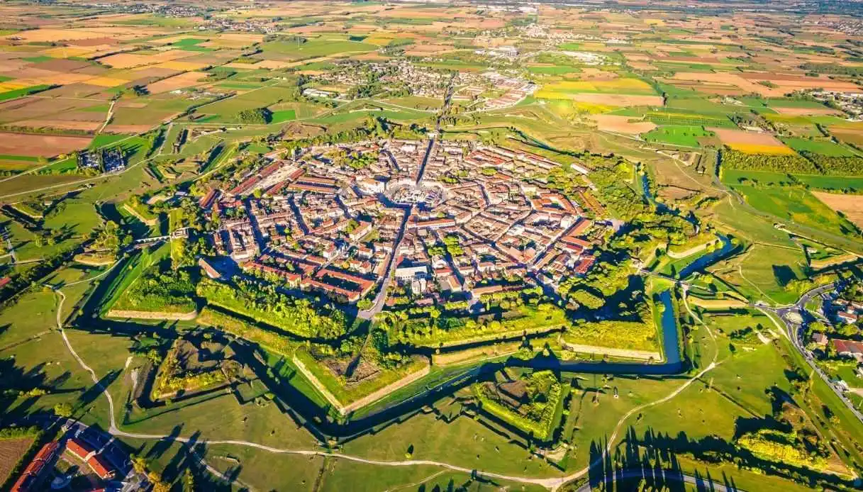 Star-Shaped Village: Fashion Shows and Duels Come to Life
