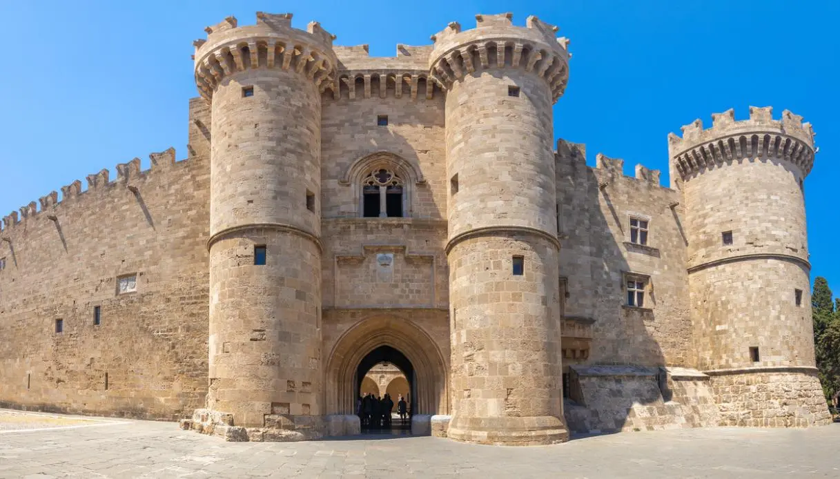 How to Visit the Palace of the Grand Master of the Knights: A Masterpiece
