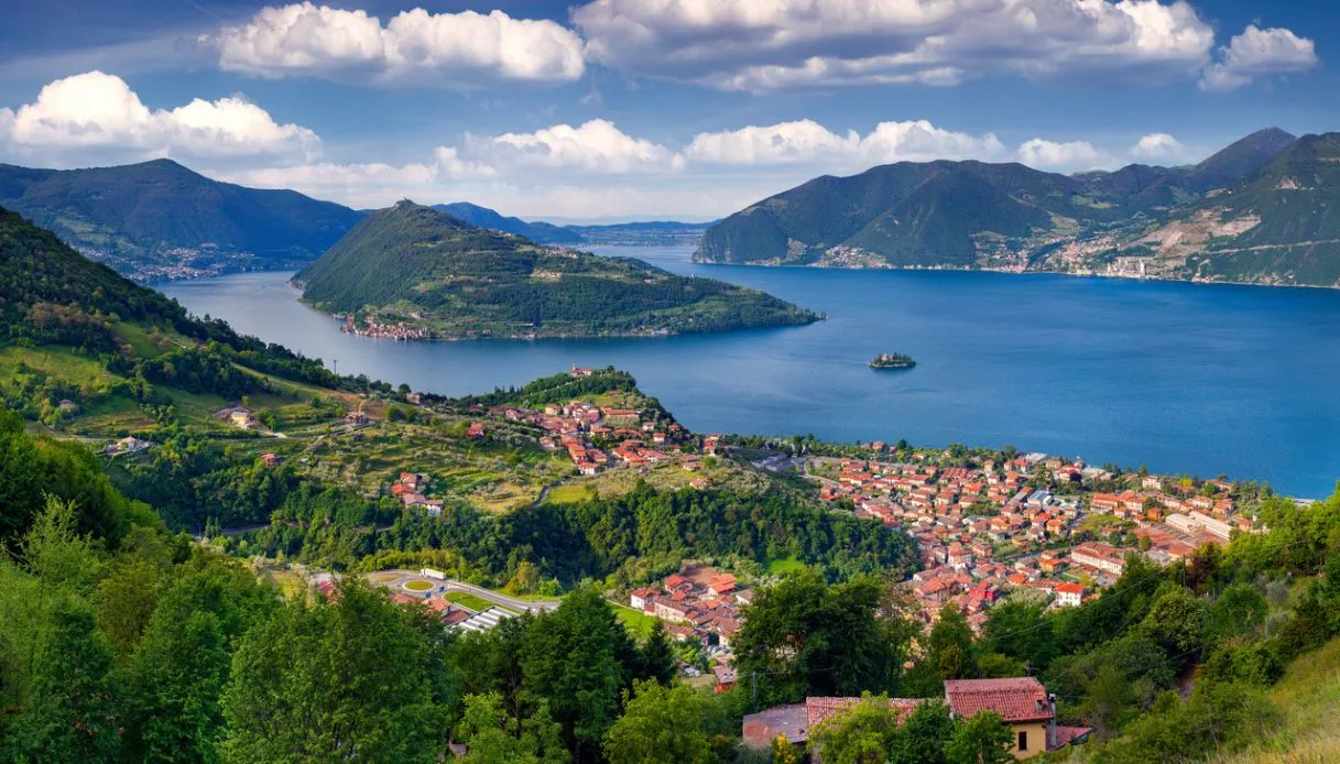 Lombardy’s Historic Trains: Velvet Luxury and 1920s Atmosphere