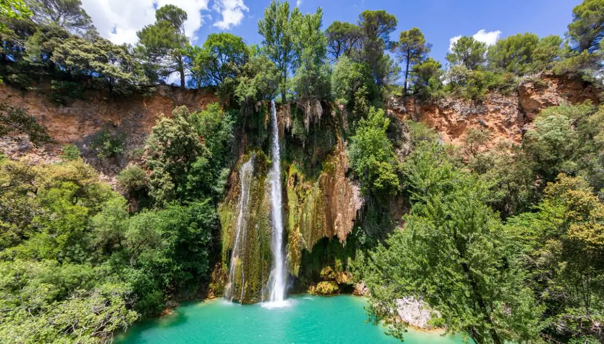 Sillans Falls: 44-Meter Turquoise Waterfall