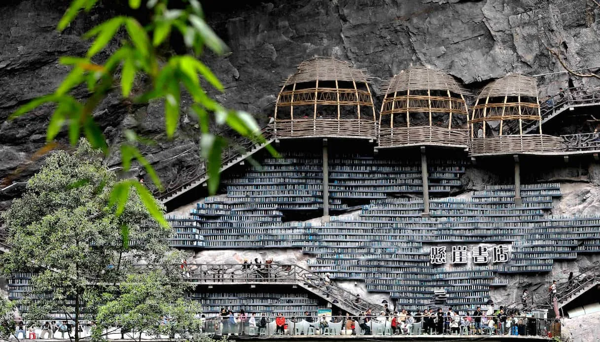 Cliffside Bookstore in China: The Library Suspended Over the Abyss