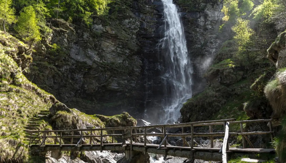Froda Waterfall: 100 Meters of White Walls Just Steps from the Village