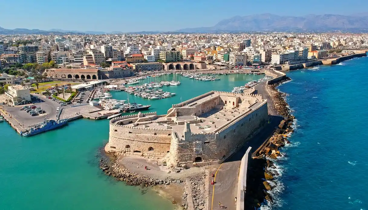 Fly to Greece with Volotea from Italy from €19: 3 Low-Cost Flights